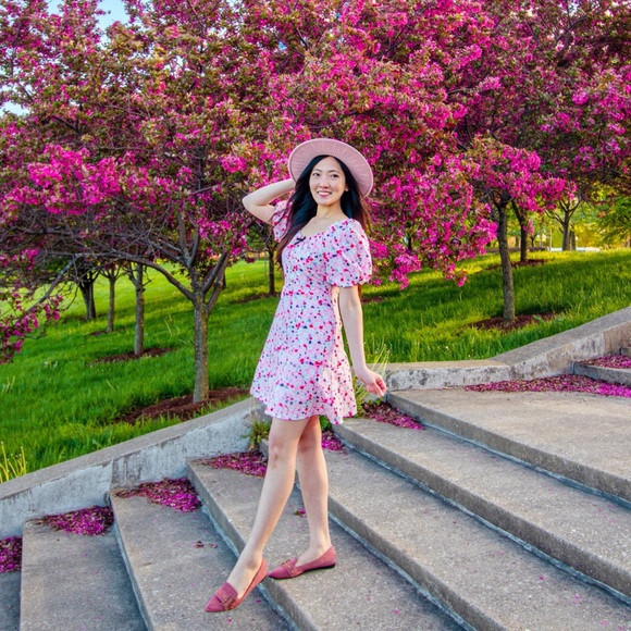 V-Necked Little Daisy Pink Dress - Picture 2 of 8